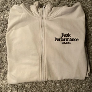 Peak performance kofta - hej säljer min peak kofta, den är i storlek 160 men skulle säga att sitter ungefär som en xs ish❣️