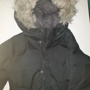 Svart vinterjacka från Everest i dam XS. Pälsen på kragen är avtagbar. Köpt för 1000 kr. Kan sänka priset vid snabb affär. 