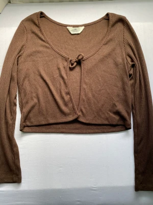 Brun ribbad blus  - Brun blus, ribbad material, fin inför sommaren, strl S, 40 kr + frakt