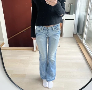 Lågmidjade jeans - Supersnygga lågmidjade jeans köpta här på plick (lånade bilder ifrån förra ägaren, då de var för små för mig) Kom privat för fler bilder!
