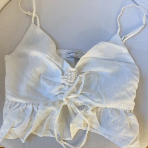 Söt topp - Söt topp från bershka i storlek s, endast använd nån gång så den är i nyskick. Kan mötas upp eller frakta! Tvättas självklart innan💓