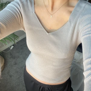 Grå tröja - Grå finstickad tröja från h&m knappt använd💕