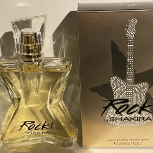 Shakira  - Shakira parfym som är helt oanvänd, Den luktar jätte gott men var inte riktigt min doft 