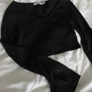 Svart topp - Svart croppad topp med slits på armarna från nakd💕