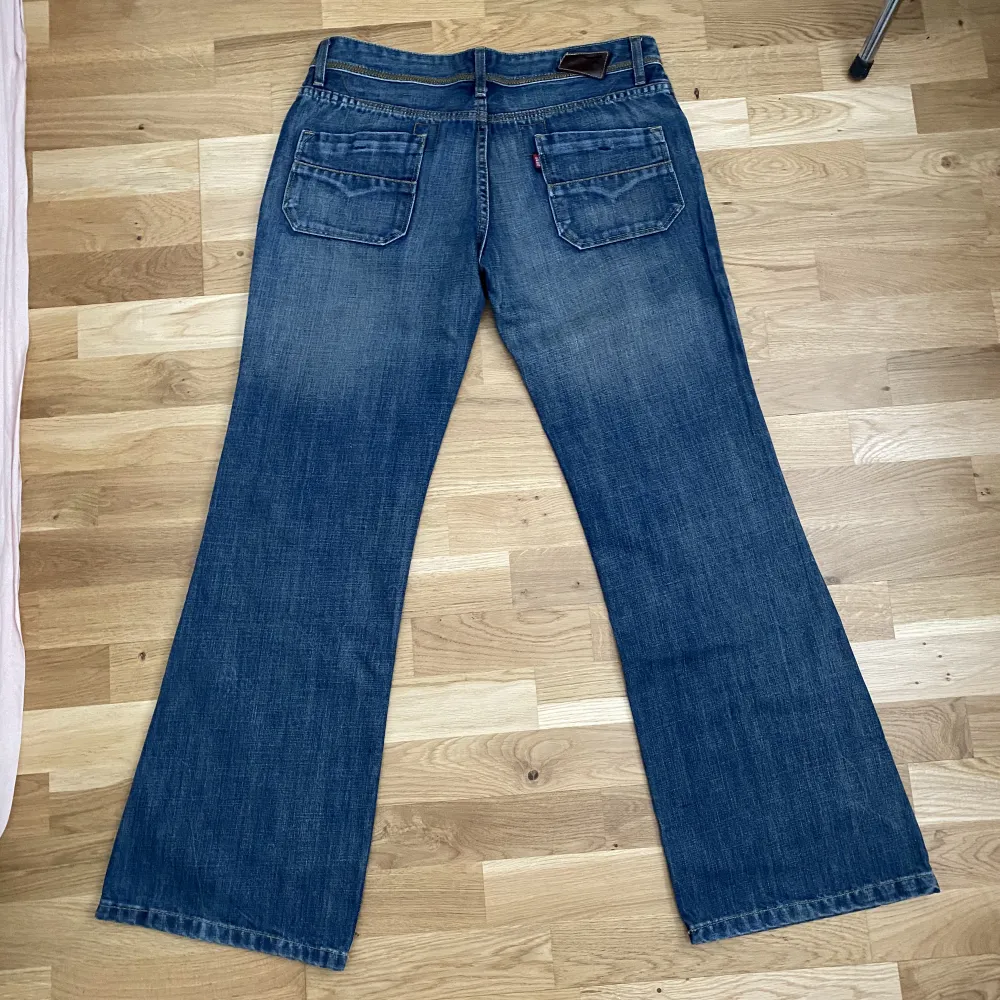 I princip nya. En riktig rare piece som har bevarats bra. Lågmidjade i storlek 34. Det är bara att fråga om ni vill veta measurements.. Jeans & Byxor.