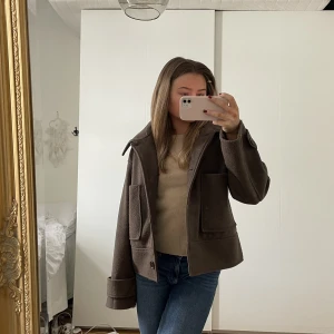 KAPPAHL KAPPA - Säljer min fina kappa då den inte kommer till lika stor användning längre.  Köpt i höstas och väldigt sparsamt använd. Nypris 900kr och slutsåld på hemsidan💕💕