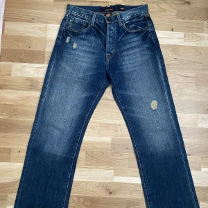 Ed hardy byxor - I princip nyskick. Ett par efterfrågade byxor med fina detaljer. Storlek 30 passar både tjejer och killar. Har en straight passform. Det är bara att höra av dig om du har några frågor.