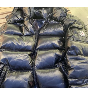 Moncler maya jacka - Säljer min moncler maya jacka. Bra skick och inga skador så kom DM vid intresse. 