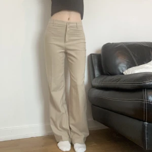 Kostymbyxor  - Snygga kostymbyxor från Monki. De har en liten fläck på baksidan (se bild 2). Jag är 170. Frakt tillkommer