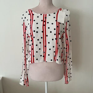 Zara blus - Helt ny Zara blus med öppen rygg. Storlek L men passar även S-L. Original pris 250kr, köpt för 169kr och nu säljer jag den för 150kr❣️