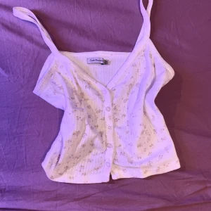 Topp vit - En vit fin topp som köptes i Tyskland, frakten ligger på 45kr