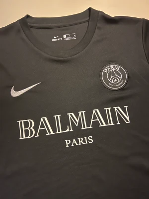 PSG X BALMAIN - Säljer en fin T-shirt från Balmain i storlek Small men passar Medium