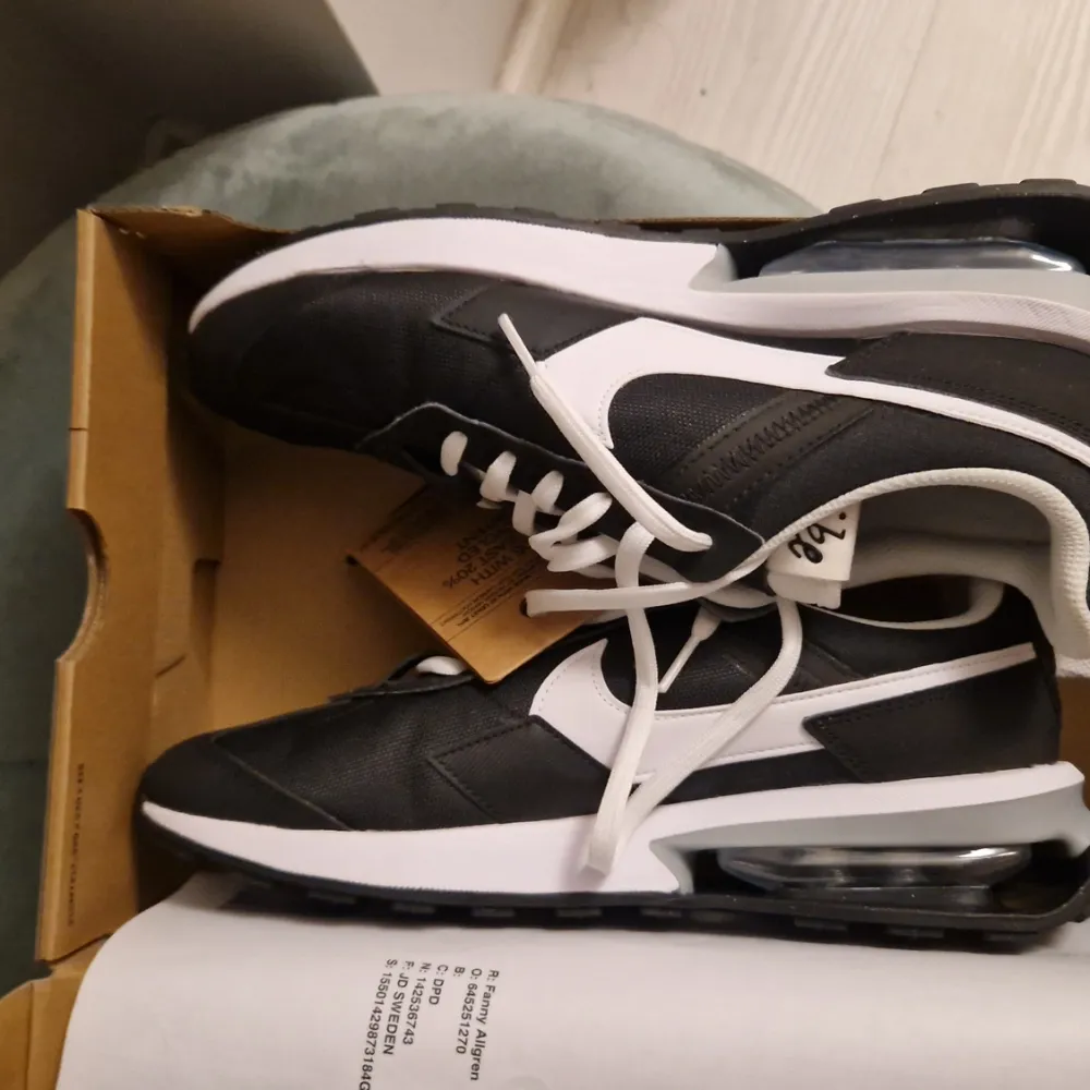 JD sports skickade fel skor till mig så de är helt nya och oanvända, jag har endast testat om de passade. Storlek: 41 Modell: Nike Air Max Pre-Day Nypris: ~1500kr. Skor.