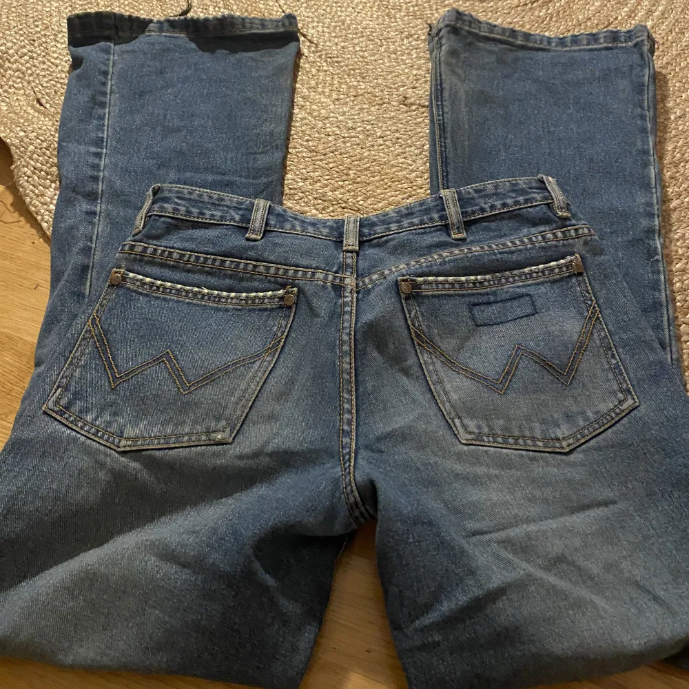 Säljer dessa super snygga jeans, i bra skick. . Jeans & Byxor.