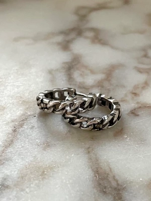Silver kedja hoops - superfina 15mm silver hoops med kedja design! har en typ vintage borstad silver look på metallet (inte äkta). har använt andra örhängen från samma pack och färgen håller sig bra och man blir aldrig grön av smycket ♡