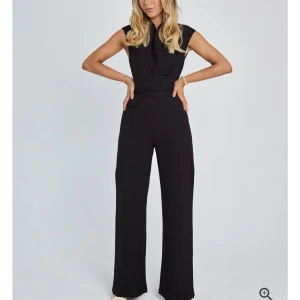 Svart jumpsuit  - Jumpsuit som blivit viral på tiktok, ÄLSKAR men för kort i benen på mig som är ca 175 :(