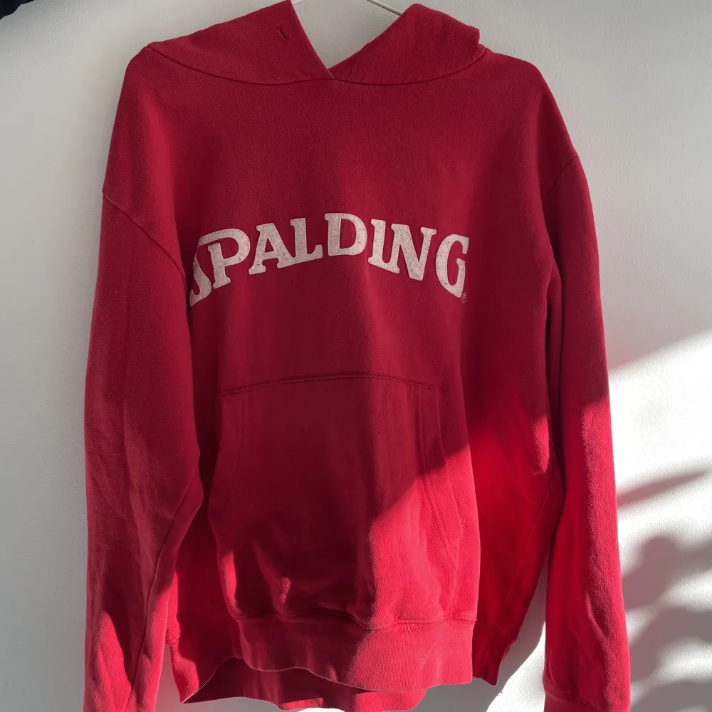 Oversized Spalding hoodie. Skönt material och bra passform!💕. Hoodies.