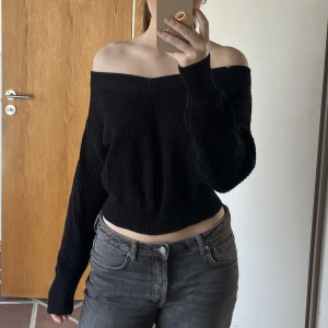 Stickad off shoulder  - En svart stickad off shoulder från Gina tricot🌸 knappt använd! Storlek XS men passar upp till M💛