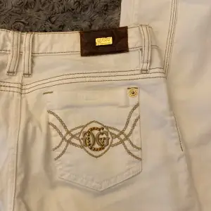 Vita guess jeans i väldigt fint skick, skulle säga st Xs/S💕 säljer de då de är för små för mig. 