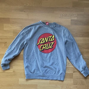 Sants Cruz sweatshirt  - Bra skick, inte använd så mycket. Pris kan diskuteras.  Storleken är som xs med det står s. Köpare står för frakt 