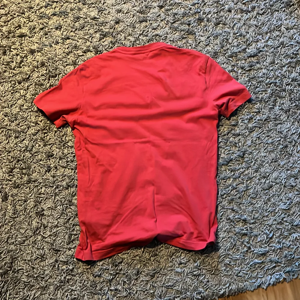 Calvin Klein t-shirt storlek xs. Färgen är lite röd och rosa . T-shirts.