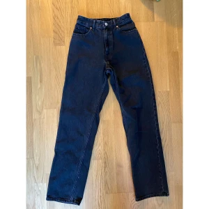 Monki taiki jeans strl 25 - Svarta jeans från Monki i modellen Taiki, köpta här på plick men säljes pga för små för mig :( I nyskick! Skriv vid frågor<3