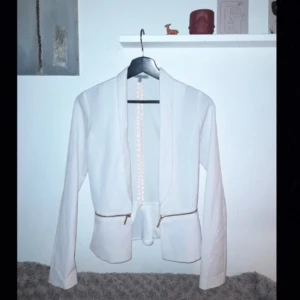 Kavaj - Jag söljer min fina vita kavaj då den inte kommer till användning längre... använd en gång då jag var på konferens ⭐️