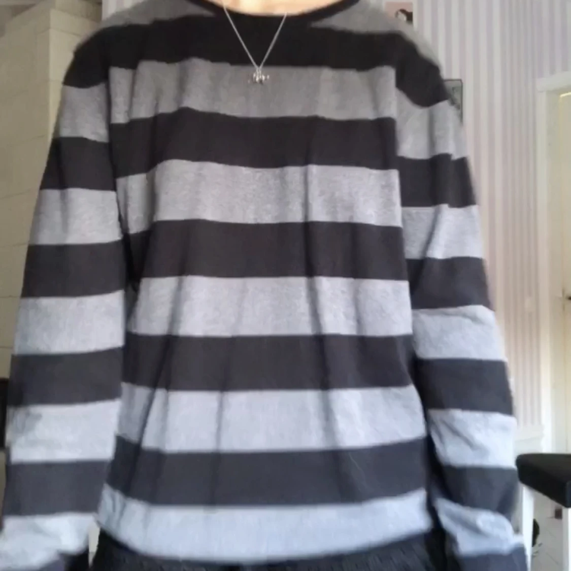 Randig grå och svart sweater - 91