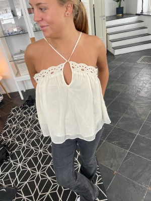 Zara topp - Säljer denna svinfina toppen från zara som kommer va så najs till sommaren. Storlek 38!!💕💕🫶🏻