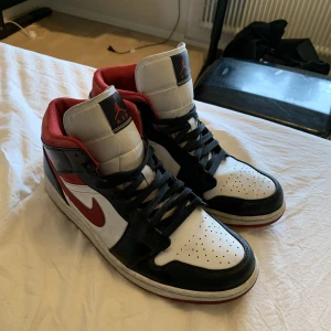 Jordans 1 Red - Säljer mina Jordans 1 pågrund av att jag aldrig använder. Dom är använt skick men ändå inte helt förstörda. 