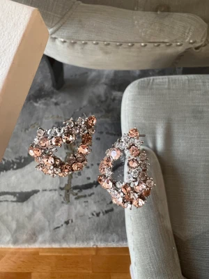 Lily & rosé  - Örhängen i rosé och silver från Lily and rosé.  Sparsamt använda, alla stenar sitter kvar 