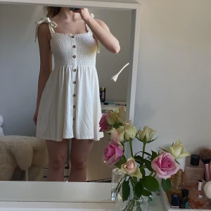 Klänning NAKD - Gullig klänning som är helt oanvänd, säljer då den inte kommit till användning🤍🤍 Perfekt till sommaren, är i storlek M men passar även 36🤍