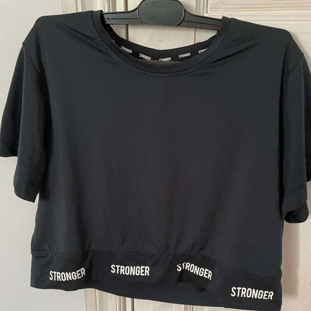 Säljer denna super sköna tränings tröjan från Stronger på grund av att jag inte får användning av den. Jag har använt den ett par fåtal gånger💗köptes för 349 kr! . T-shirts.