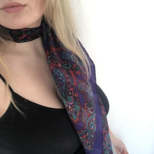 Skarf / sjal - Retro skarf, funkar runt halsen eller som hår accessoar! Den är ganska sliten vid kanten (se bild 3)!