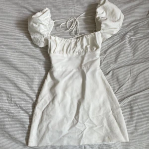 Klänning zara - Min studentklänning från zara! Vitt linnetyg och knytning i ryggen. Storlek M men jag skulle säga 36-38.