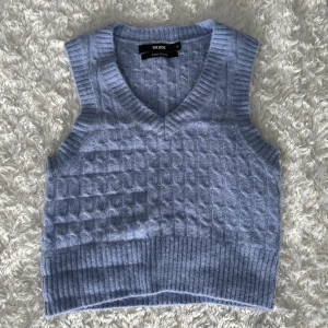 Blå väst - Jättegullig blå väst i ull, aldrig använd så den är helt i nyskick!💕
