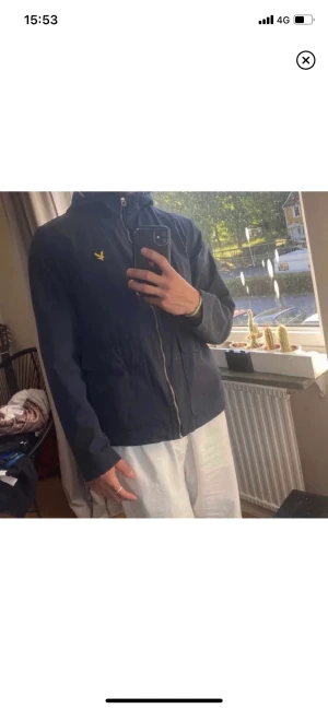 Jacka  - Lyle & scott jacka, använd 2/3 gånger. Nyskick. Jackan är av storlek xs men passar small och medium vid 