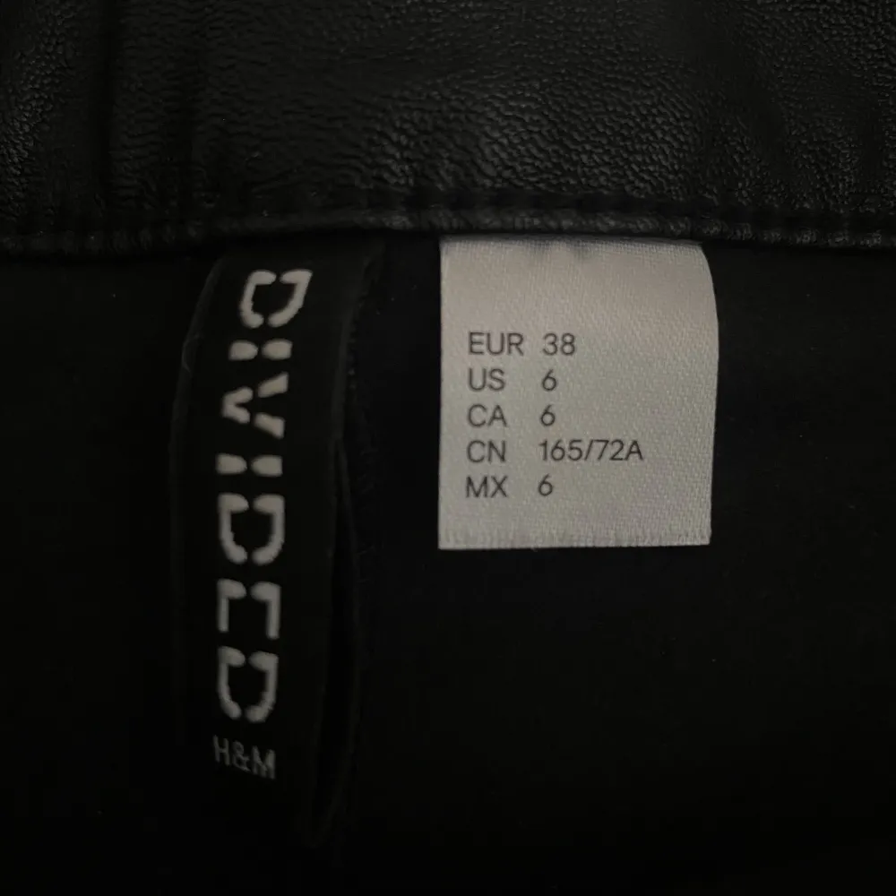 Ett par skinn shorts från H&M. Aldrig använda, jättebra skick! Säljer pga för små för mig. Storlek 38 passar som 36/38. . Shorts.