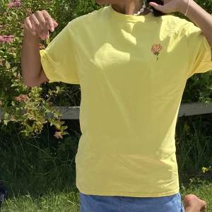 Gul tröja från supreme med nice tryck