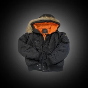 crocker jacka - oversized bomber i strl L  lite missfärgning på insidan, kan skicka bild vid intresse!