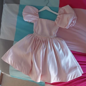 Klänning  - En så fin klänning som min syster har aldrig använt den. Hon fick den i present men dan var så liten för henne. Den har också pärlor.  Om du vill ha mer billder skriv till mig! Pris kan diskuteras😊!