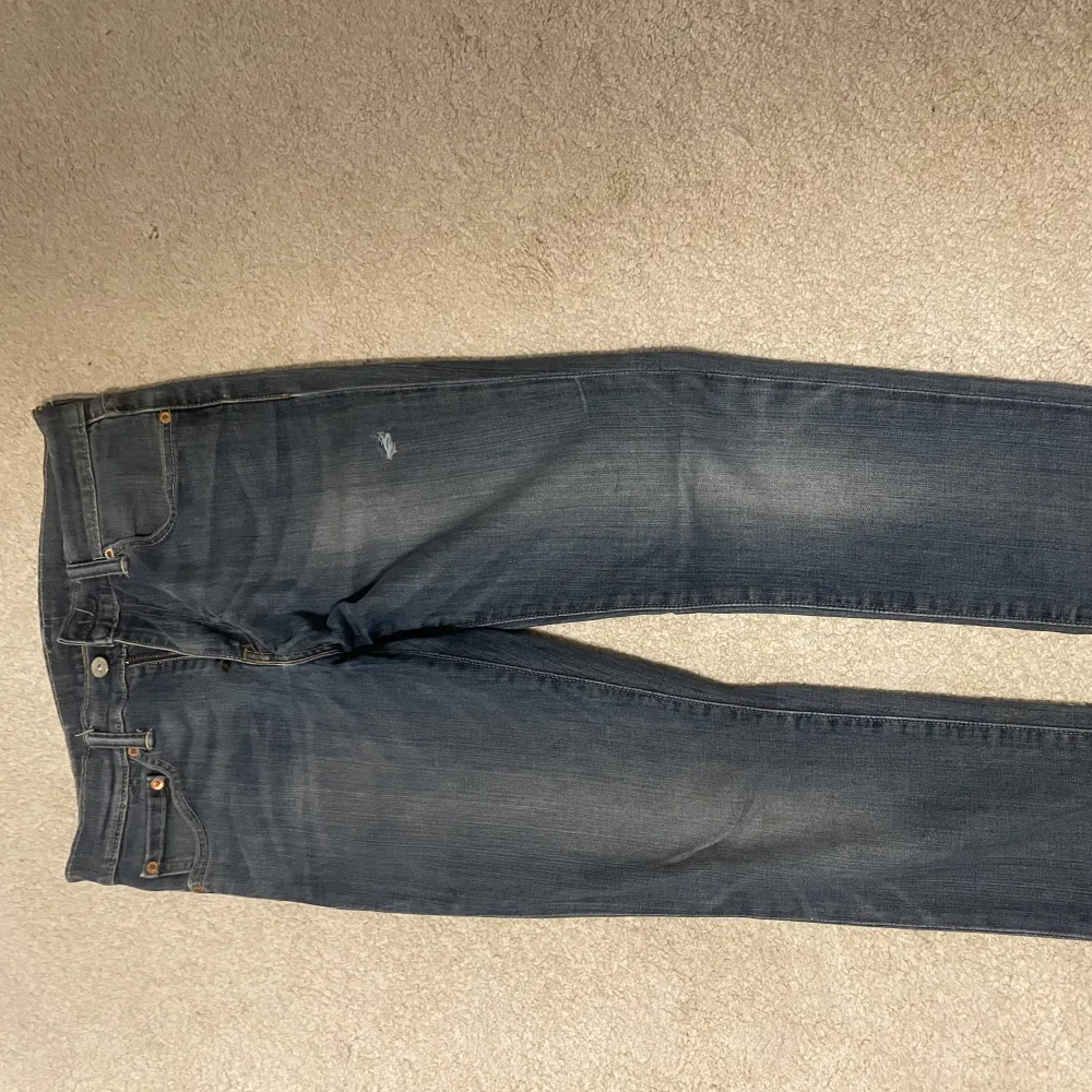 Snygga Levis jeans. Använda ett fåtal gånger. Sitter som raka jeans. . Jeans & Byxor.