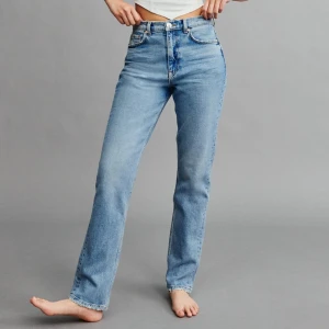 Gina Tricot jeans - Lite äldre modell, kunde ej hitta en exakt bild på de. De ser nästan exakt ut som bild 1, men är ej lika vida längst ned. De sitter dock i enlighet med bilden! Nypris 599kr. Storlek 34 (petite) ca XS