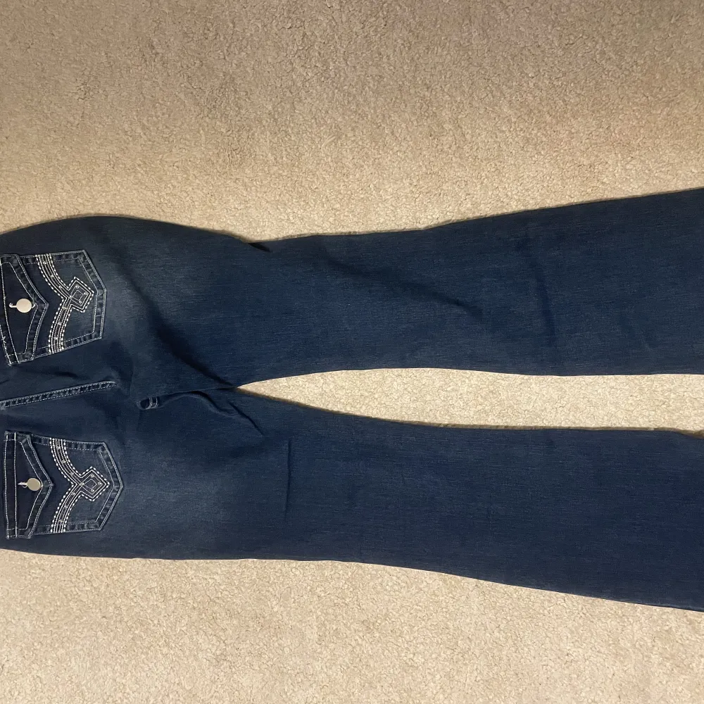 Snygga true religion liknande jeans. Säljer p.g.a. Fel storlek. Aldrig använda💕. Jeans & Byxor.