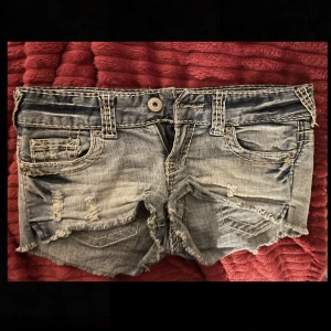 Jeans shorts  - super söta taighta shorts från fishbone