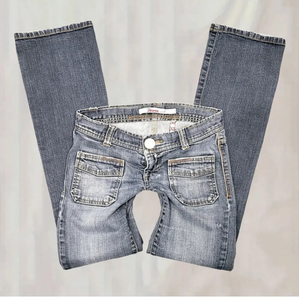 Säljer mina Lågmidjade snygga jeans då de tyvärr blivit för små. 💕Fler bilder finns!!  💕(Lånad bild). Jeans & Byxor.