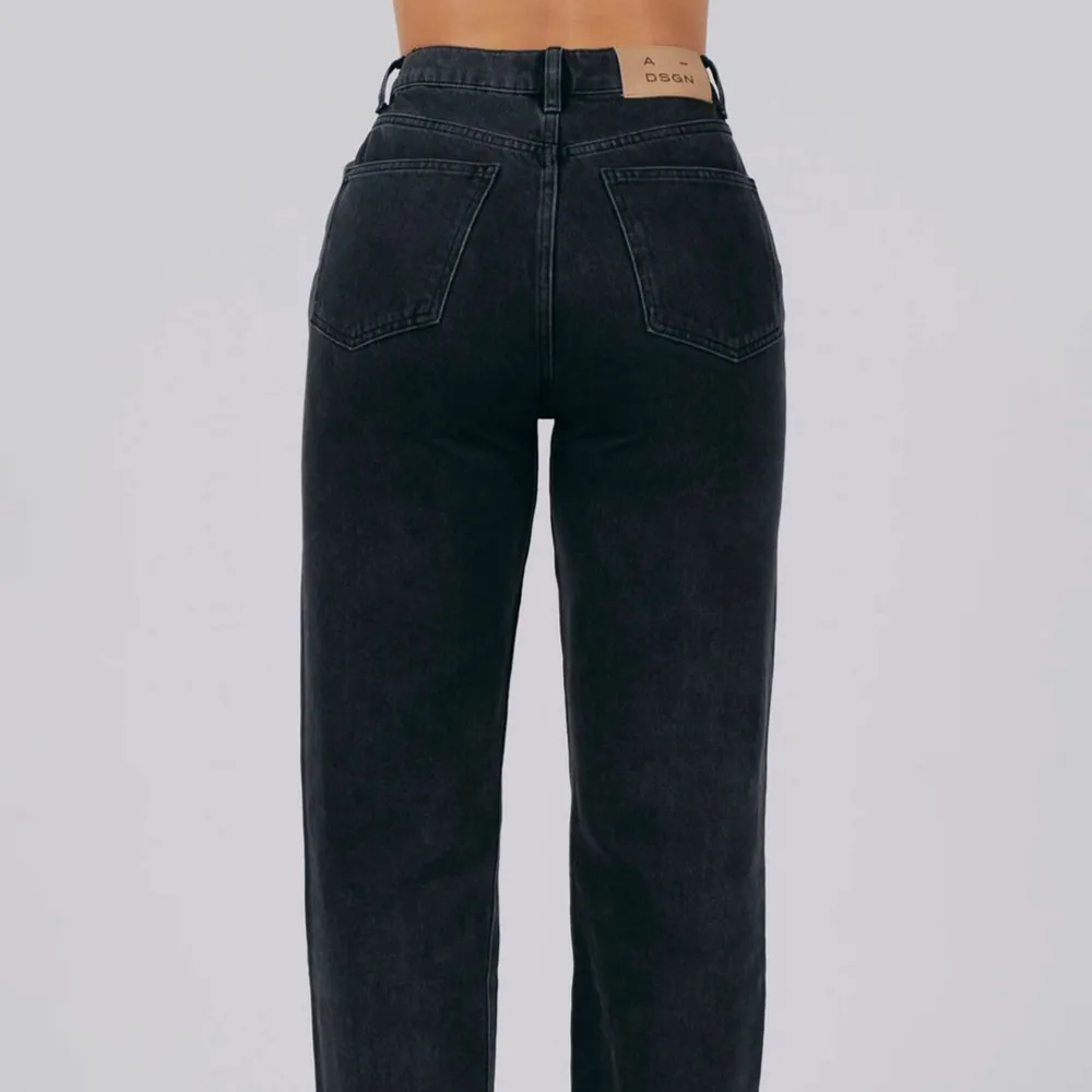 Lååånga jeans från A-dsgn. Har tyvärr blivit förstora för mig, endast använda en gång🖤Färgen är washed black. Storlek M.. Jeans & Byxor.