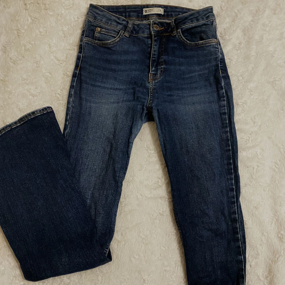 Dessa bootcut jeans är köpta på Gina, dom är i bra skick. Hör av er vid frågor! 💙. Jeans & Byxor.