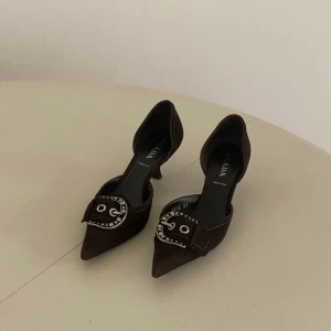 PRADA mules - Vintage Prada ballerina med liten klack, storlek 37💘 Köpta från @lovedbychi på Instagram. Säljer pga för stora (stora i storlek). 