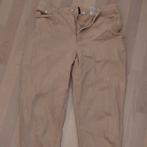 Losefit momjeans H&M - Bruna jeans från H&M. Storlek 44 men känns som 46. Använd ett fåtal gånger men de är för stora så säljer. 